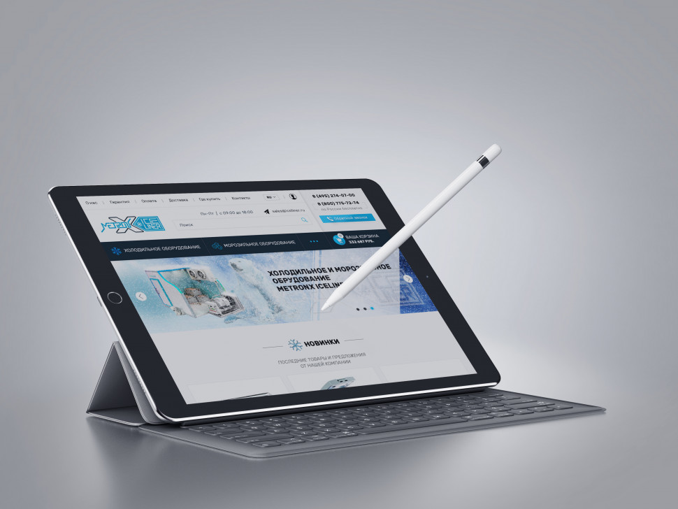 Макет интернет-магазина холодильного оборудования IceLiner на планшете iPad Pro с клавиатурой.